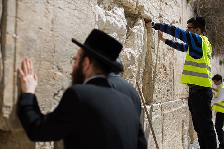 Стена Плача в Иерусалиме. Предпасхальная уборка