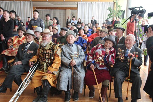 Вручение медалей монгольским ветеранам