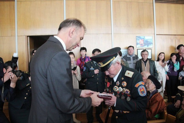 Вручение медалей монгольским ветеранам