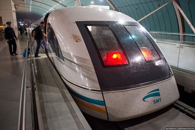 Отдельно стоит отметить один из самых быстрых поездов в мире – Шанхайский маглев (название – сокращение от magnetic levitation train, поезд на магнитном подвесе), который соединяет одну из станций шанхайского метро и аэропорт Пудун. Расстояние в 30 к