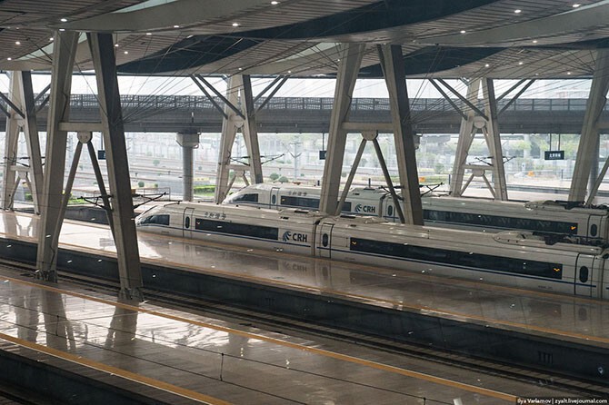 Почти все станции для скоростных поездов выглядят одинаково. Я снял некоторые по дороге из Пекина в Шанхай.