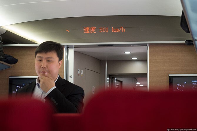 Скоростные поезда обозначают буквой «G». Изначально поезда G (от gaotie – гаоте – “на высоких рельсах”) должны были гонять со скоростью 350 км в час, но в июле 2011 года произошла авария (один поезд нагнал другой на мосту в Вэньчжоу, авария получила 