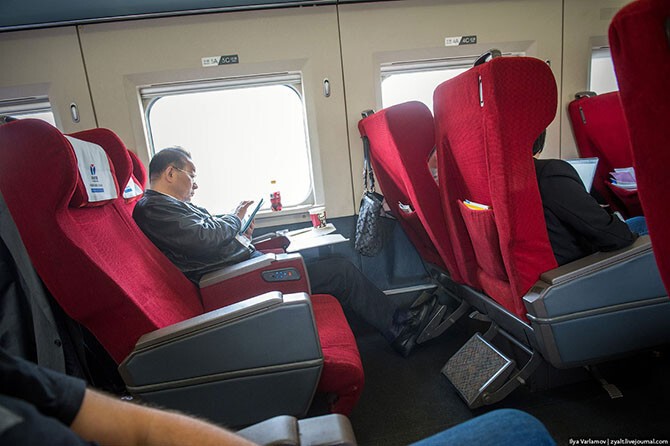 Здесь только сидячие места. Расстояние Пекин-Шанхай (1300 км) такой поезд преодолевает за 5.5 часов, поездка стоит 553 юаня (3100 рублей) в эконом-классе. Это бизнес: