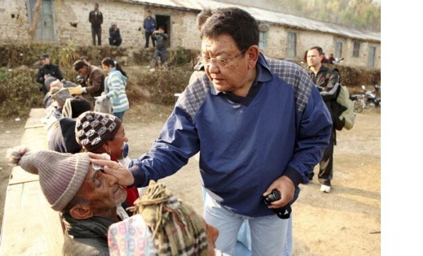 При помощи простой процедуры непальский лекарь вернул зрение