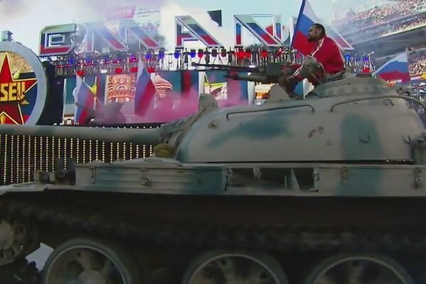 Рестлер  въехал на танке под гимн РФ на 70-тысячный стадион