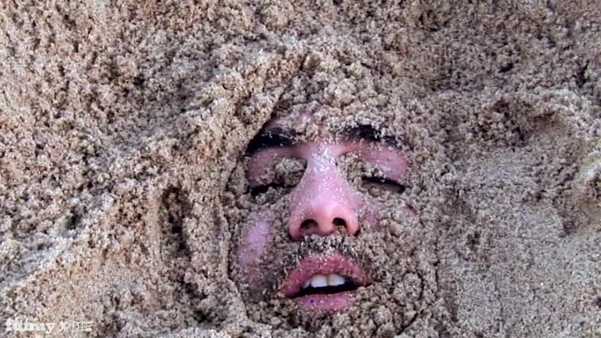 Человек, закопанный в песок по шею, не может самостоятельно освободиться.