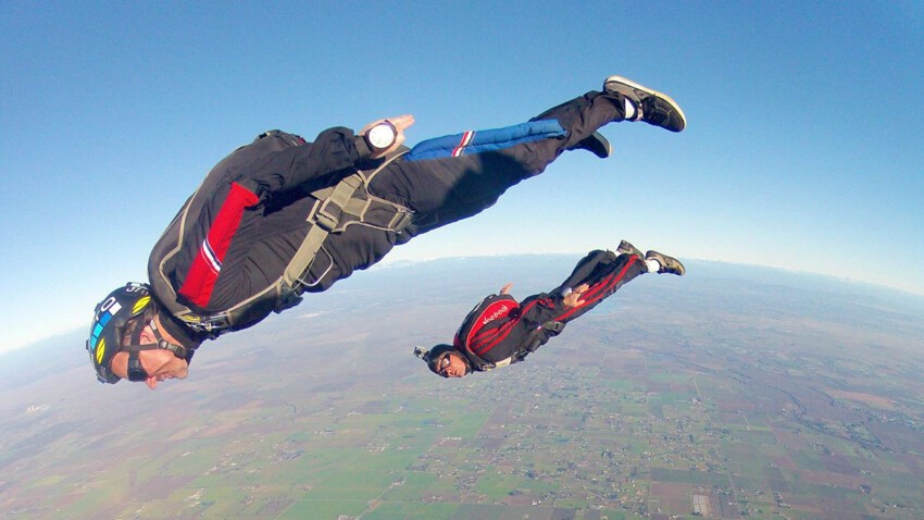 Приняв обтекаемую позу, парашютист может догнать другого, прыгнувшего на 15 секунд раньше.