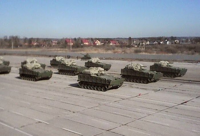 Фотографии и видео танка "Армата" и БМП "Курганец-25"