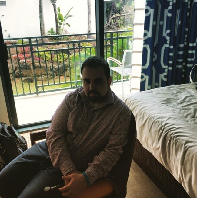 Печальный мужик отдыхает в Пуэрто-Рико