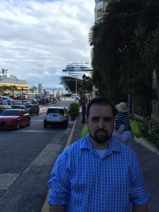 Печальный мужик отдыхает в Пуэрто-Рико