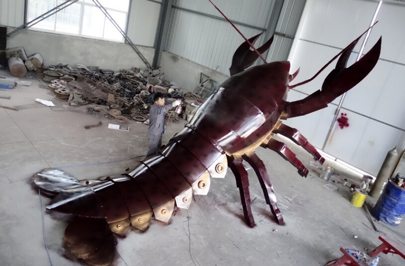 Житель китайского города Сюйчжоу в течение 15 дней сконструировал из металлических листов гигантского двухтонного «пряного омара». 