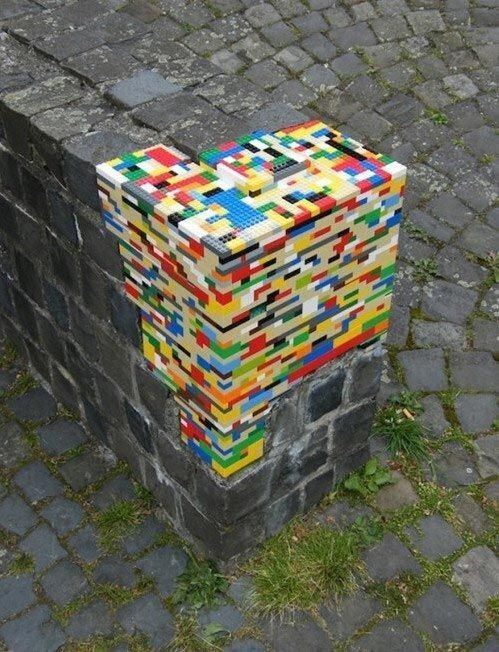 7. Это Lego, идеально облепившее стену