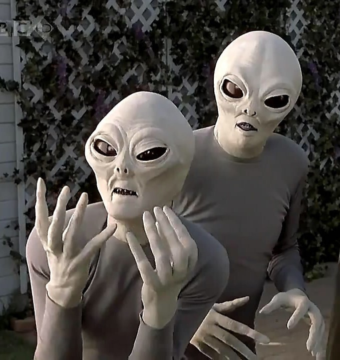 На снимке посадка инопланетян на вилле Хью Хефнера и  встреча с девушками плейбоя