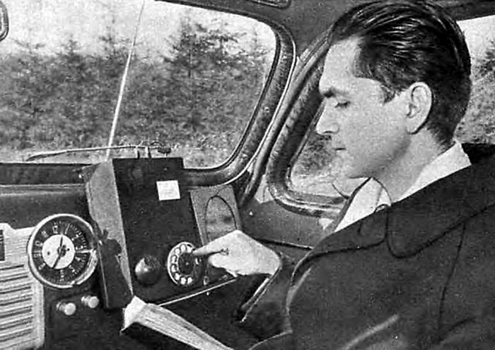 Советский радиоинженер Леонид Куприянович в 1957 году создал первый радиотелефон