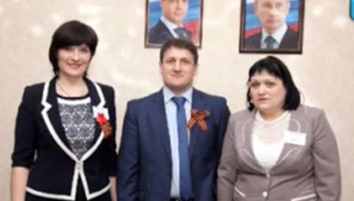 Харьковским учителям грозит увольнение за фото на фоне портрета Путина