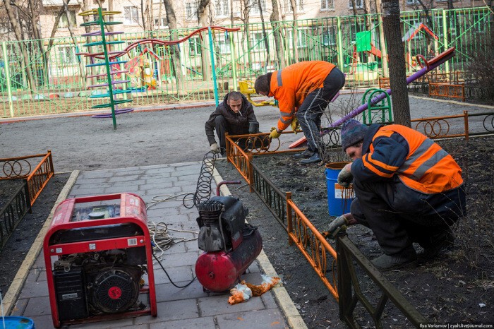 В Москве появляются бордюры, выполненные в цветах георгиевской ленты