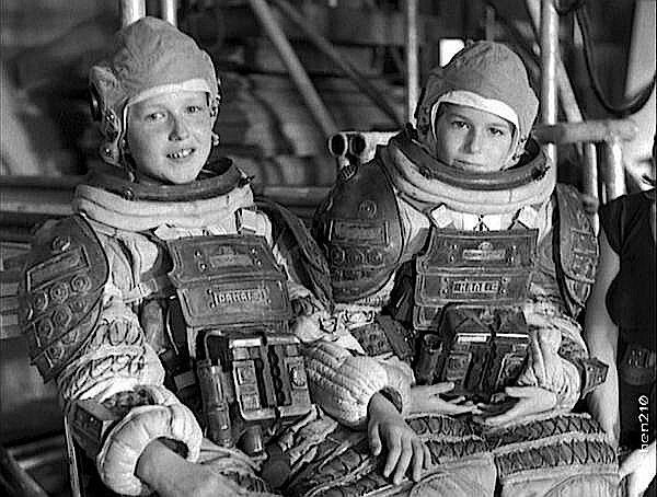 На съёмках фильма Чужой (1979) в некоторых сценах были задействованы трое детей (двое из которых сыновья Ридли Скотта Джейк и Люк), дабы создать впечатление гигантских пространств.