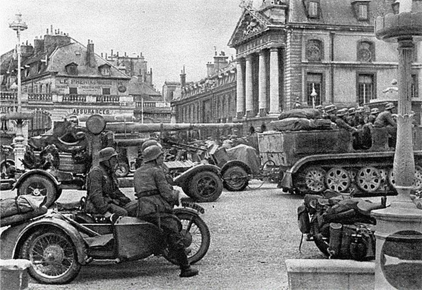 Война пришла в Дижон 17 июня 1940. На фотографии: немецкие войска перед Дворцом герцогов Бургундских