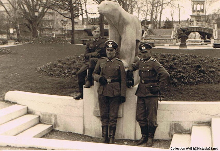 Немецкие офицеры на фоне статуи медведя работы Франсуа Помпона