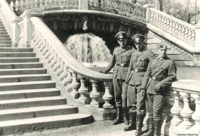 Немецкие офицеры у фонтана сквера Дарси