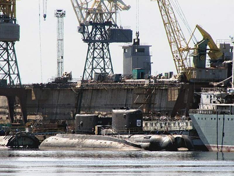 Подводные лодки Б-90 "Саров" пр.20120 (справа) и "Владикавказ" пр.877 (слева) у стенки СРЗ "Звездочка", г.Северодвинск, начало июля 2011 г. На "Сарове" открыт люк носовой пусковой установки.