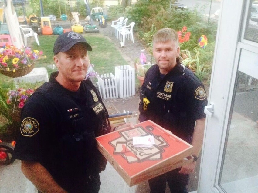 2. Полицейские доставили пиццу вместо курьера, попавшего в небольшое ДТП
