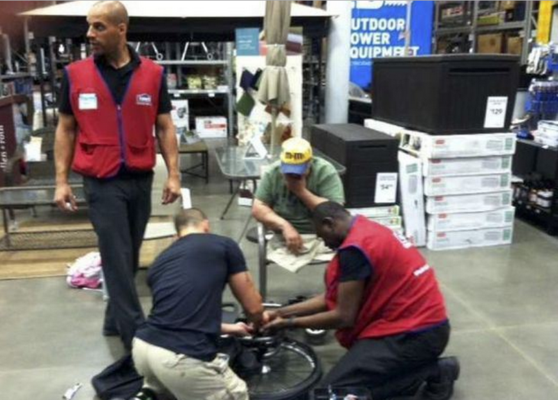 3. Инвалидная коляска мужчины сломалась в торговом центре, на помощь пришли работники магазина