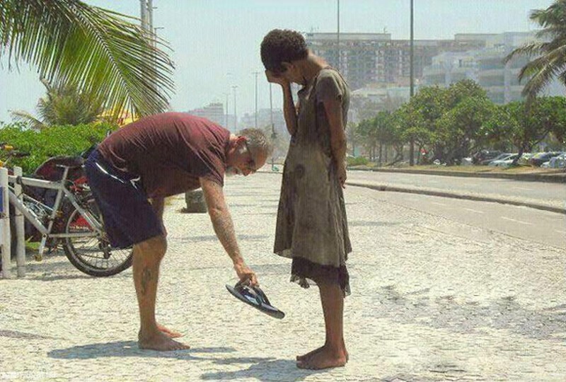 18. Мужчина отдал свою обувь бездомной в Рио-де-Жанейро.