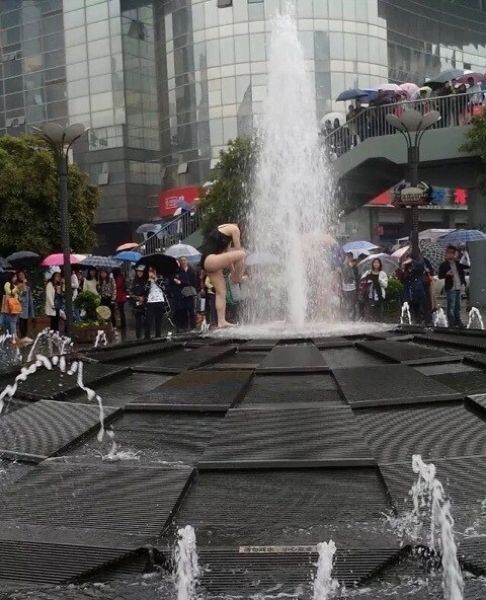 Нет возможности принять душ дома - воспользуйся городским фонтаном