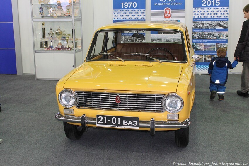 10. 11) Первый автомобиль ВАЗ 21-01 – прозванный в народе «копейкой». Многие до сих пор ездят, я часто встречаю такие в сельской местности. Его прототипом стал «Fiat-124», всего за 14 лет было выпущено 2 702 657 автомобилей.