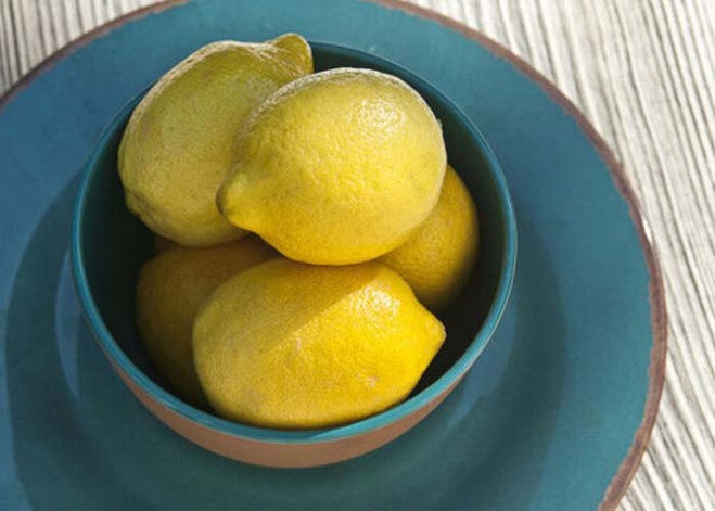 Проткни лимон зубочисткой и слегка надави на него  