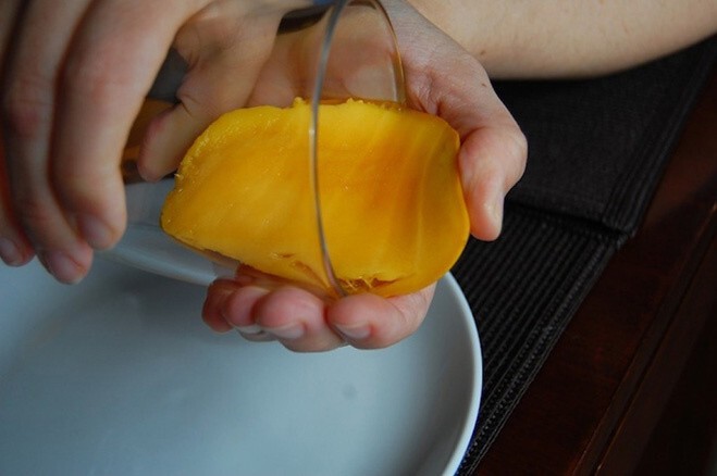 Вот отличный способ почистить манго: