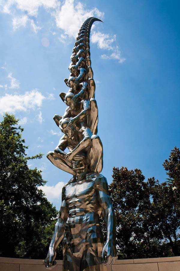 “Карма”  Инсталляция представляет собой скульптуру большого количества мужчин, сидящих друг у друга на плечах, при этом закрывающих друг другу глаза руками. Похоже на лестницу, уходящую в небо. При виде скульптуры невольно возникает вопрос: «почему?»