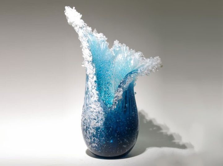 Величественные вазы, напоминающие океанские волны 