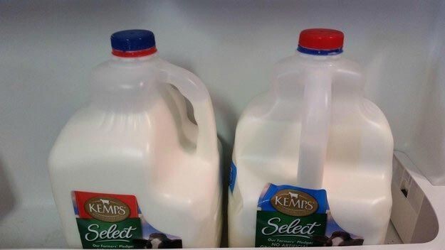 Эти бутылки с молоком, которые находятся в холодильнике больного человека 