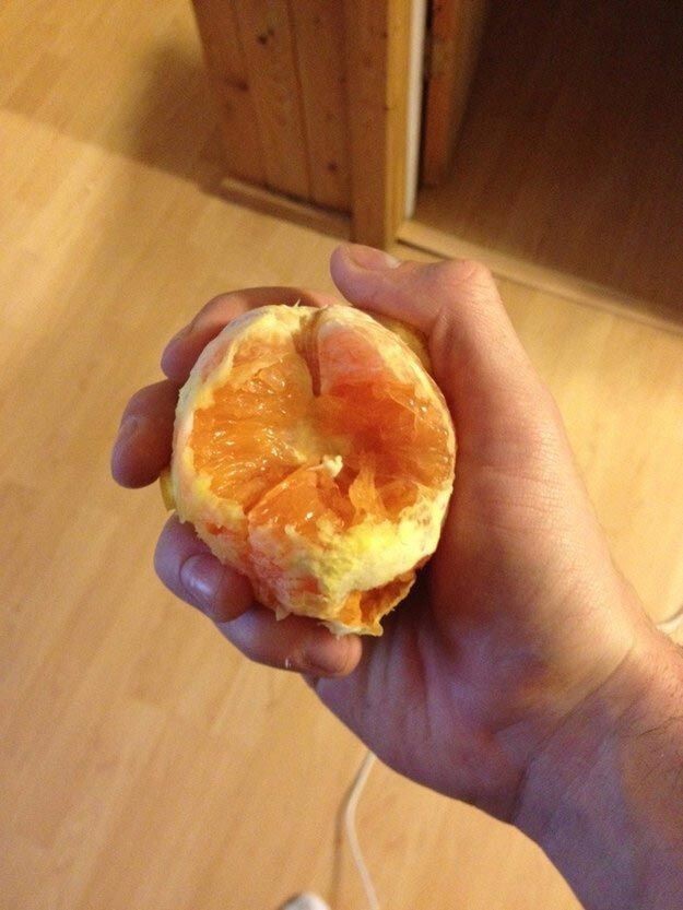 Этот монстр, который ест апельсин подобным образом