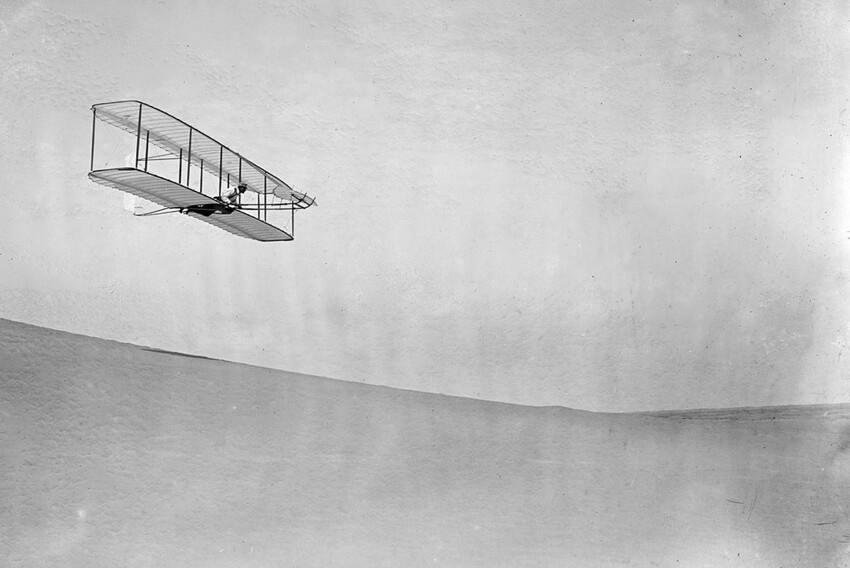 02. Уилбур Райт пилотирует полноразмерный планер вниз по крутому склону Big Kill Devil Hill в Китти-Хок, Северная Каролина, 10 октября, 1902. Эта модель была третьей у братьев Райт среди ранних планеров.