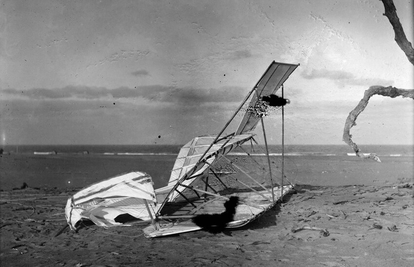 04. Мятый планер, подбитый ветром на холме затонувшего судна, 10 октября 1900 года.