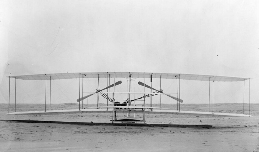 08. The Wright Flyer I, построенный в 1903 году, вид спереди. Самолет носил два деревянных пропеллера, приводимые в движение силами, мощностью в 12 лошадей.