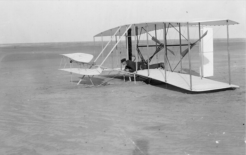 09. Уилбур Райт на поврежденном Wright Flyer, на первом после неудачного судебного разбирательства 14 декабря 1903 года в Китти-Хок, штат Северная Каролина.