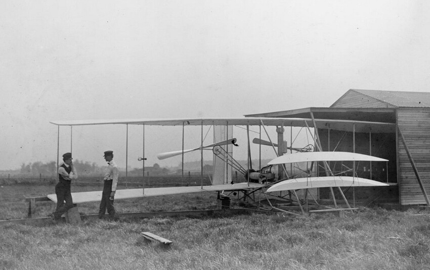 11. Уилбур и Орвилл Райт вблизи Дейтона, штат Огайо, в мае 1904 года.