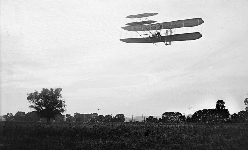 12. Вид спереди полета 41, Орвилл летит слева на высоте около 60 футов. Прерии Хаффмана, Дейтон, штат Огайо, 29 сентября 1905 года.