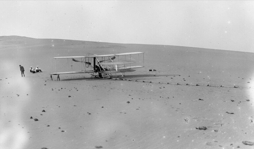 13. Пересозданная братьями машина в 1905, изменения позволяют оператору принять сидячее положение и предоставить место для пассажира. Запуск трека в килл-Девил-Хиллс в 1908 году.