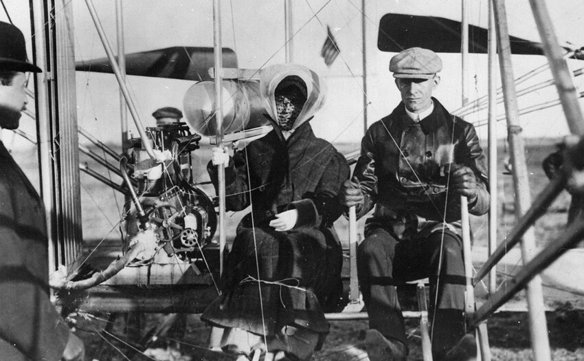 17. Братья Орвилл Райт, Кэтрин Райт, Уилбур Райт в Pau, Франция, 15 февраля 1909 г.