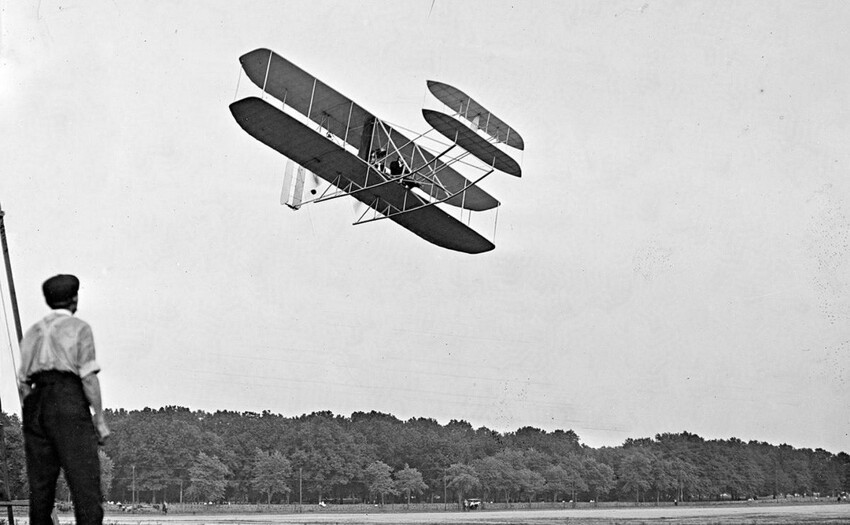 18. Орвилл Райт летает для армии США в Форт-Майер, штат Вирджиния, в июле 1909 года. Полет прощел успешно. Братья Райт смогли продать свой самолет армии воздушной Дивизии, U.S. Signal Corps.