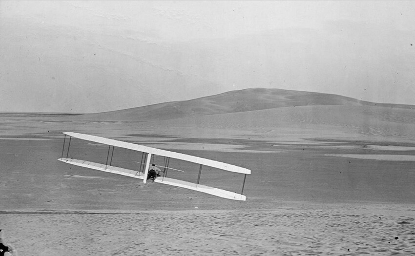 07. Вид сзади. Уилбур совершает правый поворот в glide от № Hill 2, 24 октября 1902 года.