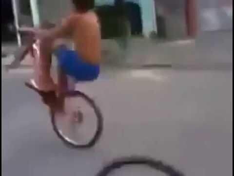 Человек ехал на велосипеде, на котором колесо падает 
