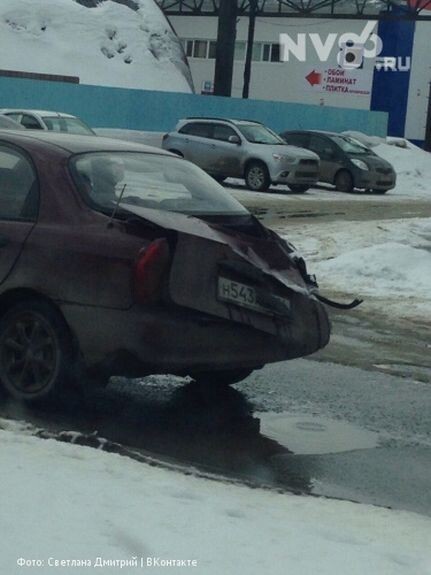 Глыба льда рухнула на проезжающий автомобиль