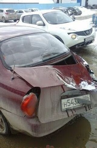 Глыба льда рухнула на проезжающий автомобиль