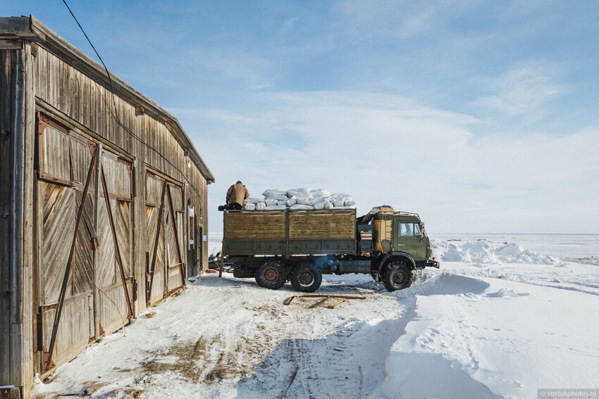 Доставка почты на крайний север по льду Лены